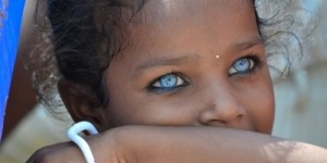 nina con ojos azules