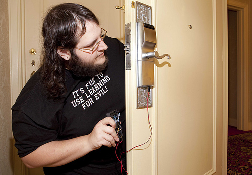 Hacker logra abrir 4 millones de Suites con una placa de arduino
