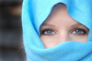 mujer con los ojos azules