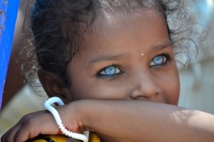 nina con ojos azules
